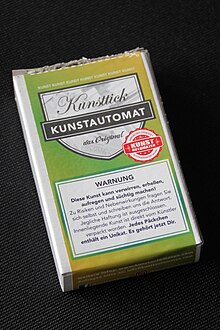 Foto Verpackung eines Kunstobjekts in Form einer Zigarettenschachtel