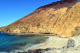 Südflanke der Montaña Amarilla mit dem Sandstrand Playa de la Cocina