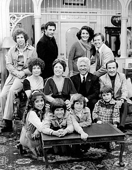 cast van de televisieserie The Montefuscos (1975) links boven Sal Viscuso