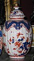 Delfter Fayence-Vase in Imari-Stil, genannt: Delft doré, 1700–1720 (aus der Manufaktur Griekse A), Museum Geelvinck-Hinlopen Huis