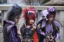 A Phantasmagoria visual kei-együttes egyes tagjait cosplayelő rajongók Tokióban