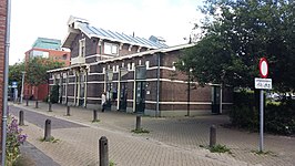 Voorgevel van het voormalige badhuis