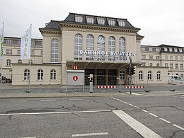 Empfangsgebäude, Straßenseite (2019)