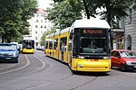 Flexity-Triebwagen 9066 (F8Z) und 4027 (F8E) auf der Linie 16 in der Müggelstraße, 2019