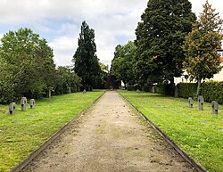 Der Ehrenfriedhof mit Blick vom Haupttor zur Kapelle (2021)