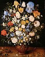 Blumenstrauß in einer Keramik-Vase, nach 1599, Öl auf Holz, 51 × 40 cm, Kunsthistorisches Museum, Wien. Eine Münze unter dem Strauß trägt das Datum 1599; ob dies als verdeckte Datierung anzusehen ist, wird kontrovers beurteilt.[35]