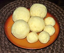 Raw Klöße of various sizes