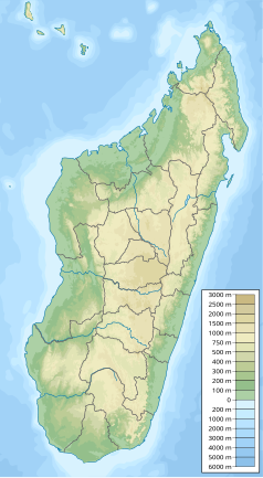 Mapa konturowa Madagaskaru, w centrum znajduje się punkt z opisem „źródło”, natomiast blisko centrum u góry znajduje się punkt z opisem „ujście”