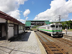 Regionalzug im Bahnhof von Ochiai