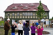 Schüler fotografieren das Haus der Stiftung Umgebindehaus in Neugersdorf