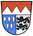 Landkreis Ochsenfurt (–1972) Erhöht geteilt und gespalten; oben in Rot drei silberne Spitzen, unten vorne in Blau fünf, drei zwei zu eins gestellte aufrechte silberne Kolben, hinten in Silber übereinander zwei schreitende, herschauende, rot bewehrte schwarze Löwen.