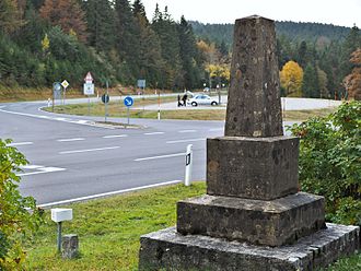 Obelisk am Notschrei, dahinter der Straßenpass