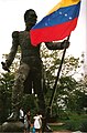 Simon Bolivar heykeli elinde Venezuela bayrağı tutuyor