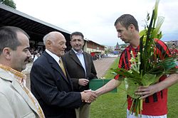 Szauter Tamás (a legközelebb eső személy a felvételen) Buzánszky Jenővel, Faragó Szabolccsal és Mayer Lászlóval a Buzánszky stadion névadó ünnepségén, 2010-ben