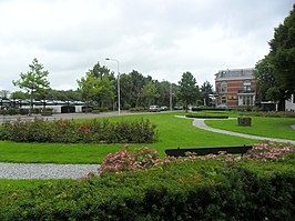 Het Julianapark met zicht op de Dr. Bouwmaweg en links de stallingen van het station.