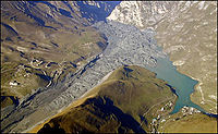 Επακόλουθο της χιονοστιβάδας το 2002. Αυτή η εναέρια φωτογραφία λήφθηκε μόλις 16 ημέρες μετά την καταστροφή.