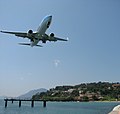 Ein Flugzeug überfliegt den Damm (unten rechts)