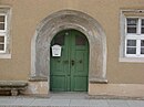 Wohnhaus mit Sitznischenportal