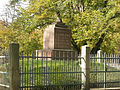 Einzeldenkmal der Sachgesamtheit 09263773, An der Tabaksmühle 21: Gedenkstein mit Einfriedung