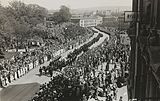 Fridtjof Nansens båre og sørgetoget etter sørgehøytidligheten på Universitetsplassen i Oslo 17. mai 1930 Foto: Henriksen & Steen/Nasjonalbiblioteket