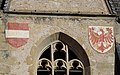 Das Tiroler Wappen neben dem österreichischen Bindenschild am Kirchturm von St. Stephan in Pinzon, 15. Jahrhundert