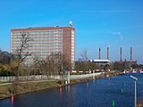 Das Heizkraftwerk (rechts) als östlicher Abschluss des VW-Geländes zur Stadt hin, links das Markenhochhaus