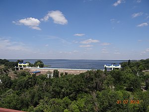 Der Staudamm mit dem dahinterliegenden See