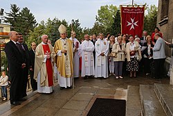 Emléktábla koszorúzása a zugligeti Szent Család templombejáratánál, a keletnémet menekültek megsegítésének 25 éves emlékmiséje után.