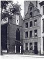 Haus „Zur Stadt Rom“ (rechts), Lambertuskirche (links)