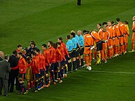 Güney Afrika Devlet Başkanı Jacob Zuma ve diğer ileri gelenler, 2010 finalinin başlama vuruşundan önce İspanya ve Hollanda futbolcularıyla el sıkışırken.