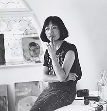 Leiko Ikemura in nachdenklicher Pose, in den 1990er Jahren in der Villa Waldberta