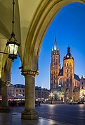 Blik vanaf de Sukiennice (lakenhal) op de Mariakerk in de Poolse stad Krakau