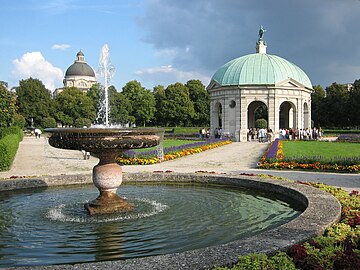 Hofgarten tapınağı ve çeşmesi