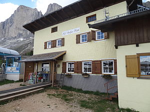 Vorderansicht der Paolina-Hütte mit Liftstation, im Hintergrund die Rotwand