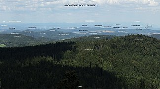 Blick vom Steinwald (Platte) nach Nordosten u. a. auf Elstergebirge, Erzgebirge, Kohlwald und Reichsforst.