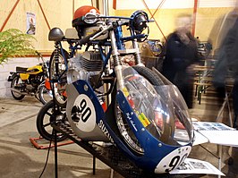 Hugh Anderson's Suzuki RM 62 en "Kiwi"-helm tijdens de Bromfietsshow Bollenstreek in 2010