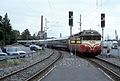 Dr13 2312 vor einem Schnellzug bei der Ankunft im Bahnhof Turku Hafen, 1995