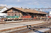 Güterschuppen, davor eine Rangierlokomotive Ee 3/3, 2011
