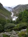 Der Folgefonna mit der Gletscherzunge Buerbreen und dem Schmelzwasserbach