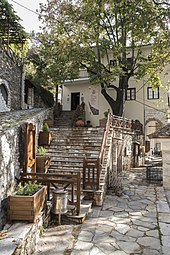 Σκάλες προς το Βυζαντινό Μουσείο Μακρινίτσας στην κεντρική πλατεία