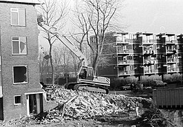 Sloop oude Crocusstraat, eind 1986, op de achtergrond de Zonnebloemstraat.