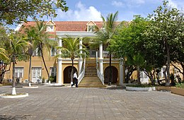 Het Bestuurskantoor op het Wilhelminaplein, Kralendijk, Bonaire