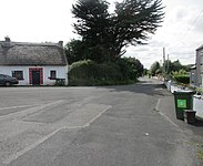 De weg naar links is de oude weg naar Limerick. De weg naar rechts is de weg naar Ennis en Shannon. De foto is genomen vanaf de voormalige weg naar Sixmilebridge.