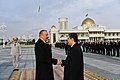 Cumhurbaşkanı Berdimuhamedov ve Azerbaycan cumhurbaşkanı İlham Aliyev, Tören Alanı ve Protokol Binası önündeyken.