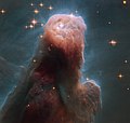 Hochaufgelöste Aufnahme (Falschfarbendarstellung) der "Spitze" des Konusnebels, erstellt mithilfe des Hubble-Weltraumteleskop