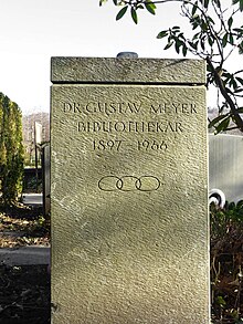 Gustav Meyer (1897–1966), Klassischer Philologe, Autor, Hochschullehrer, Bibliothekar. Grab auf dem Friedhof am Hörnli. Als hervorragender Kenner der lateinischen Sprache, der mittelalterlichen Philosophie und Theologie sowie als Erforscher von Handschriften erhielt er 1960 den Wissenschaftspreis der Stadt-Basel.