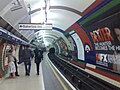 Dalam stesen tiub Piccadilly Circus (Sparse).