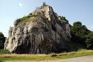 Klotzenfelsen des Isteiner Klotzes, unten ist die Anbrandungskehle des Rheins erkennbar