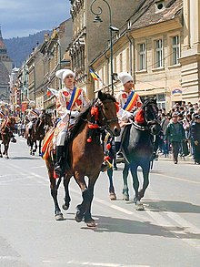 Defilarea Junilor pe strada Mureșenilor din Brașov