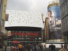 Karstadt-Neubau links, Althoff-Gebäude rechts